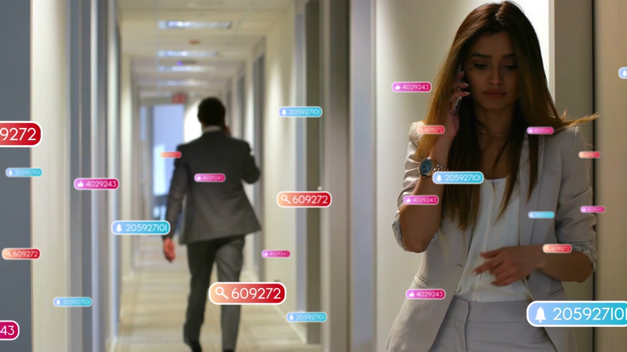 Uomo che cammina dopo un avviso di chiamata, donna che controlla il telefono in un corridoio aziendale, con badge animati che mostrano notizie.