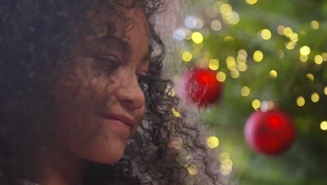 cu niño sacudiendo regalo de navidad