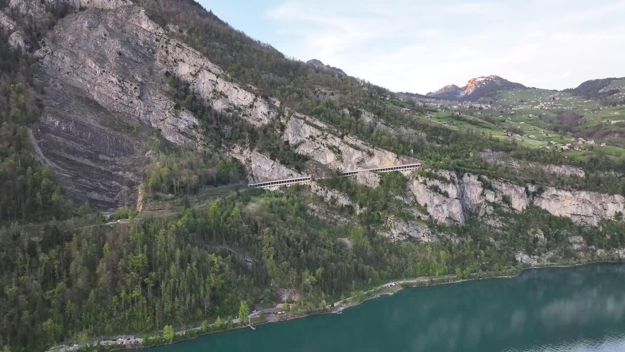 impresionante vista aérea del lago walensee, que muestra el hermoso túnel de amden que une amden y weesen
