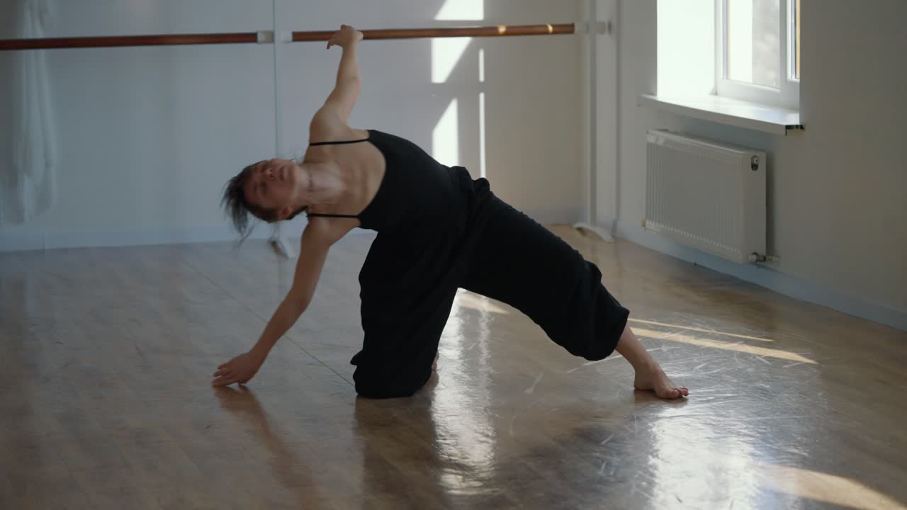 una mujer bailando en un estudio