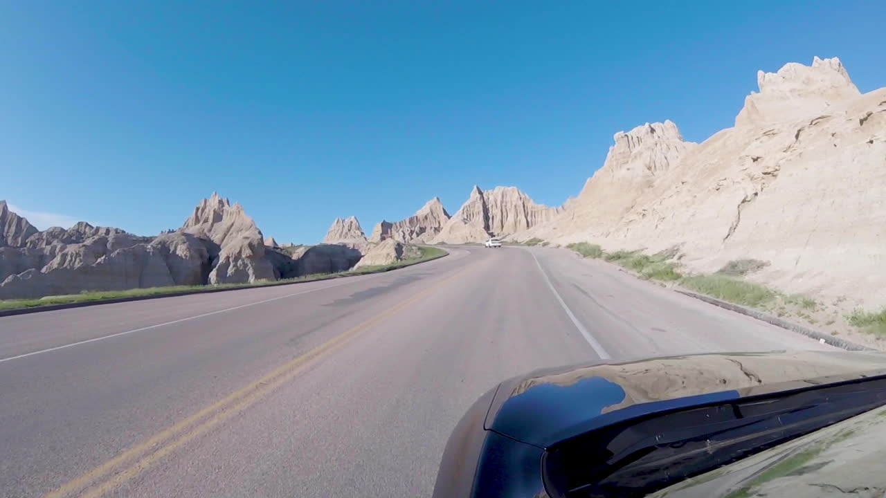 Conduciendo a través del Parque Nacional Badlands en Dakota del Sur.