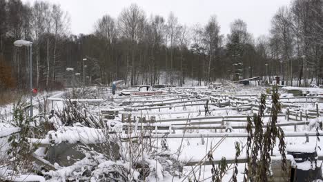 Particiones-De-Vallas-De-Madera-De-Jardines-Comunitarios-Desolados-Durante-El-Invierno-Nevado-En-Suecia