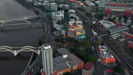 Vista-Aérea-Del-Puente-William-Jolly-Y-El-Puente-Ferroviario-Merivale-En-La-Ciudad-De-Brisbane,-Queensland,-Australia