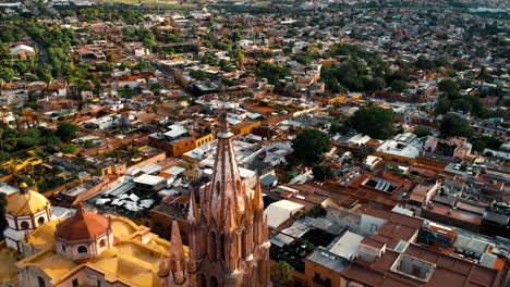 Toma-Aérea-De-San-Miguel-De-Allende-Sobre-La-Iglesia