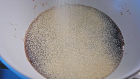 revolviendo el ajo en polvo en la salsa de soya y la mezcla de miel en un tazón