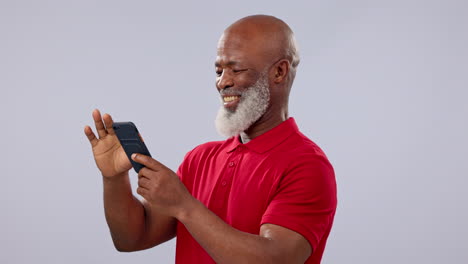 Telefon,-Lächeln-Und-App-Mit-Einem-älteren-Schwarzen-Mann