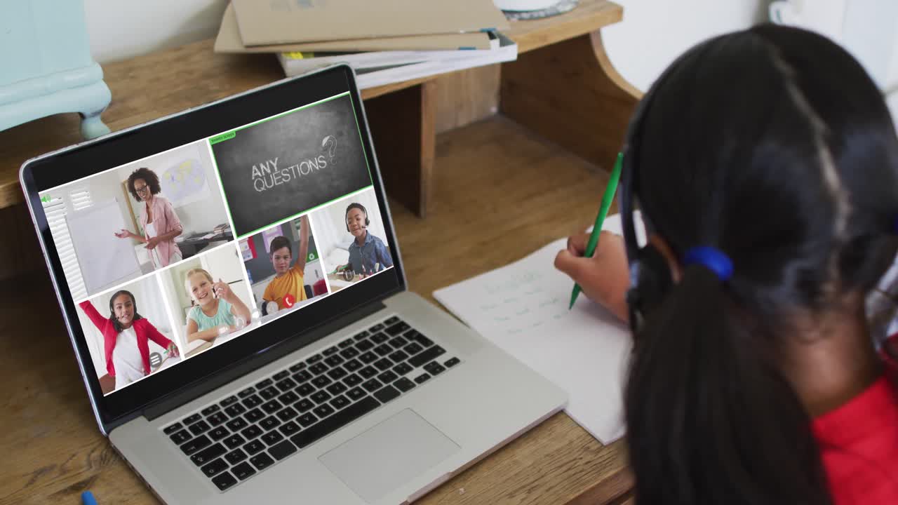 estudiante que usa una computadora portátil para una lección en línea en casa, con un maestro y una clase diversos en la pantalla