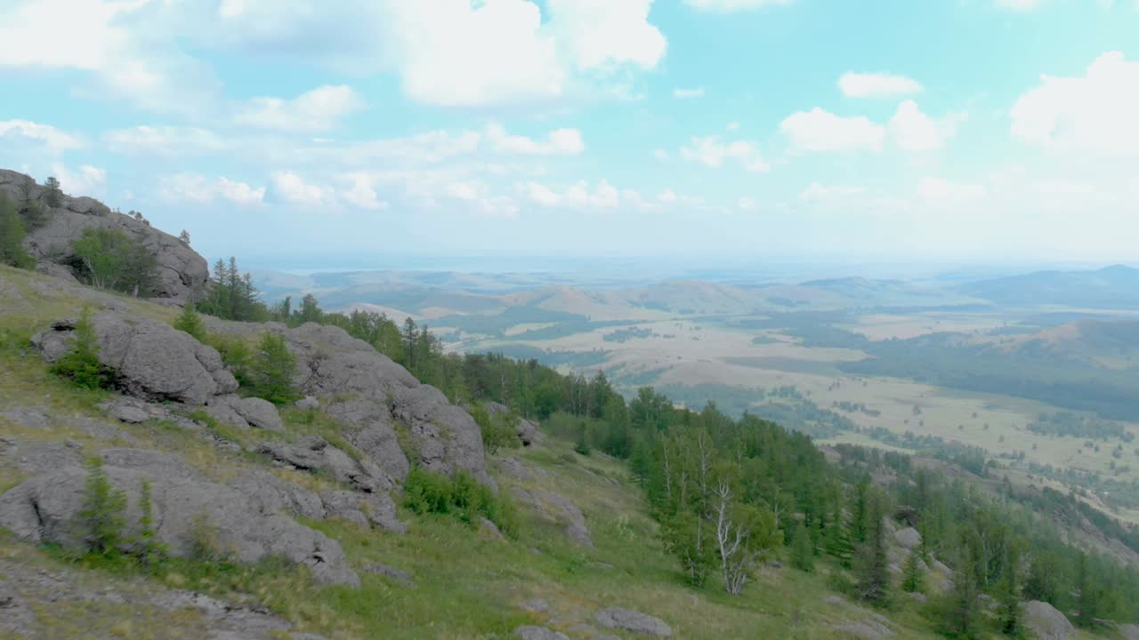 воздушный вид. полет над зелеными скалистыми холмами. башкортостан, банно, россия.