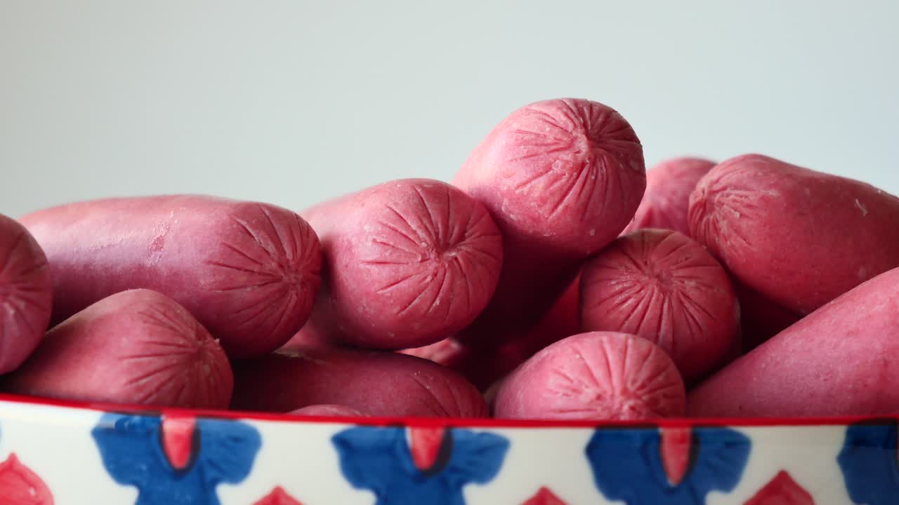 salchichas rosas en un cuenco