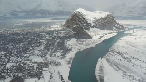 Vista-Aérea-De-Ríos-Y-Montañas-Color-Turquesa-Y-La-Ciudad-De-Skardu-En-Pakistán