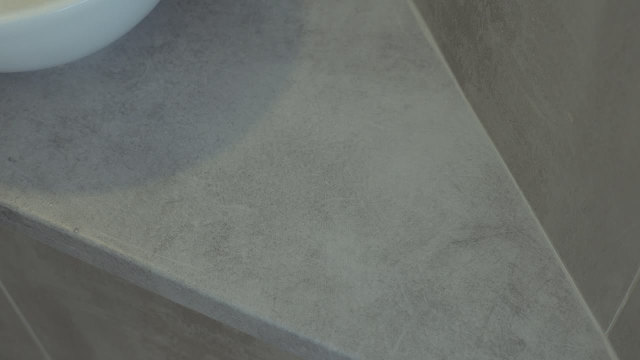 dos manos agarrar un cuenco lleno de arcilla verde para un fregadero