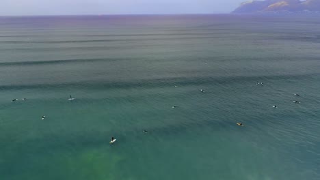 turistas surfeando en el mar durante la puesta de sol 4k