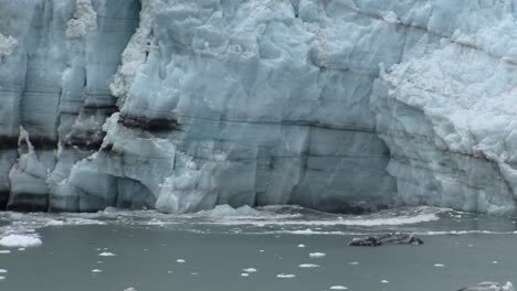 Hielo-Cayendo-En-Las-Aguas-De-La-Bahía-Del-Glaciar-Margerie,-Alaska