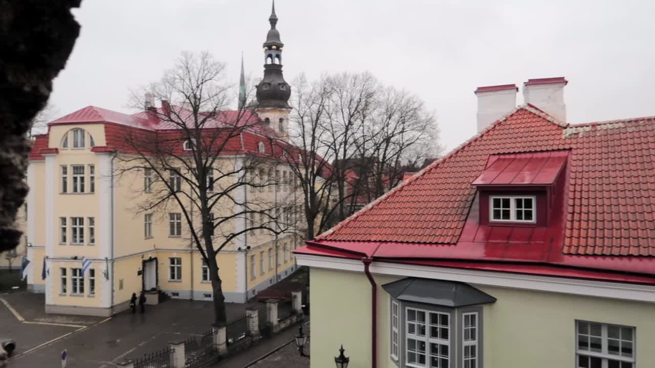 중세 요새 돌담을 통해 탈린 구시가지의 오른쪽 샷을 추적하고 패닝