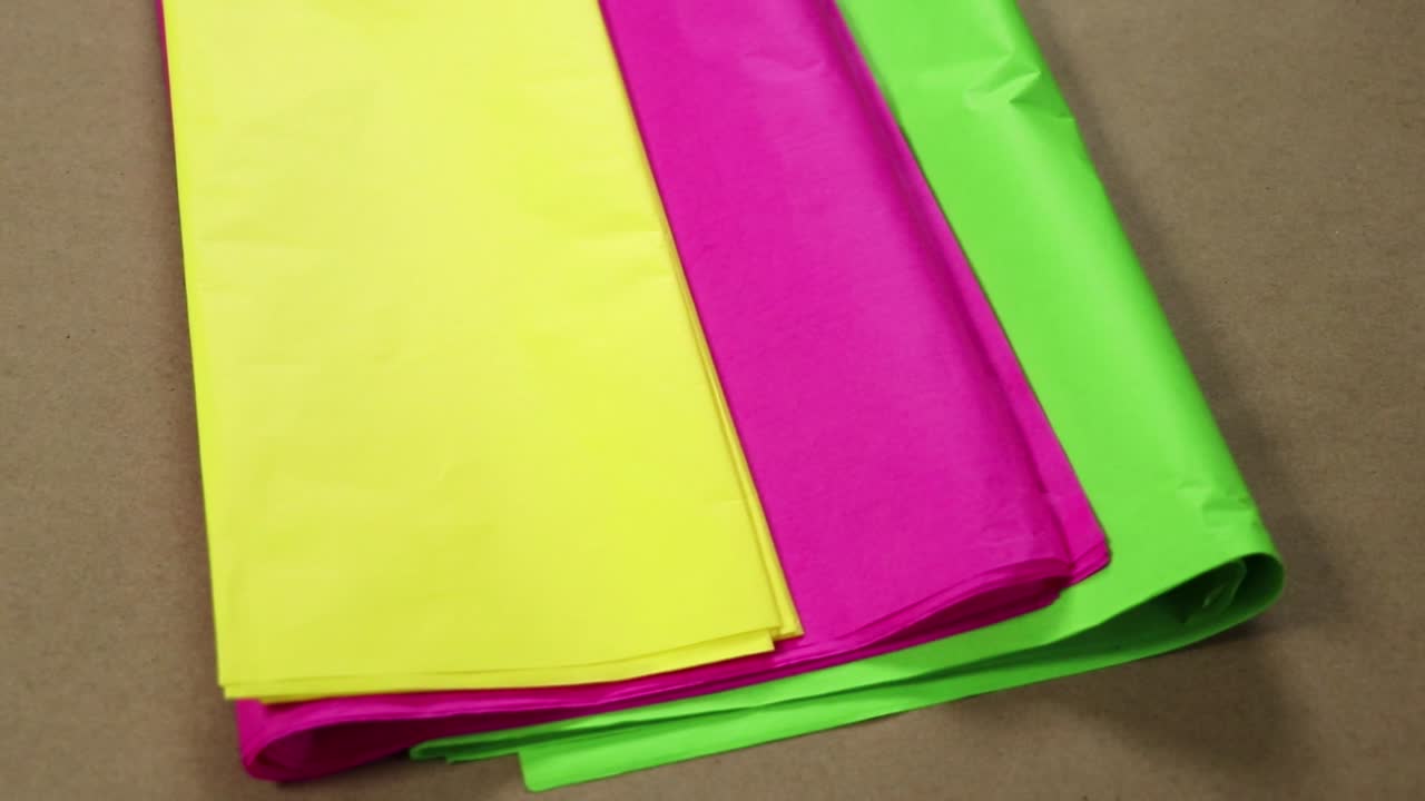 papel de seda en colores vivos: amarillo, rosa y verde