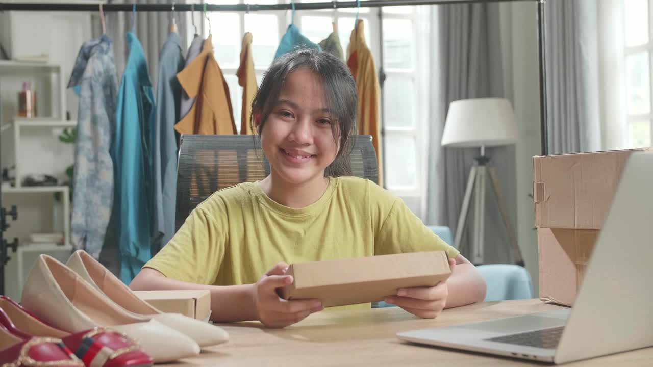 Remaja Mempresentasikan Produk Fashion Secara Online