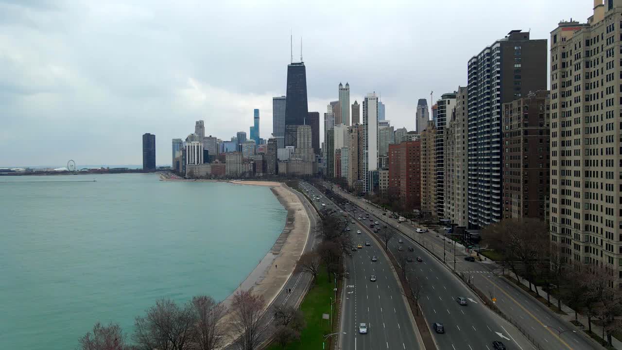 John Hancock Center, Chicago centro, visita di viaggio, vista aerea della città, traffico e auto di passaggio.