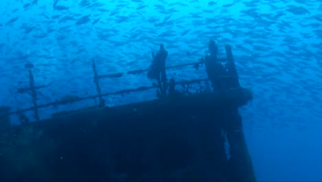 naufragio submarino en un mar azul profundo con muchos peces de arrecife