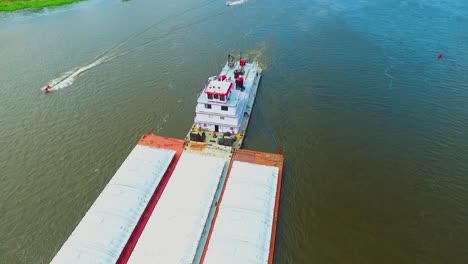 vista aérea de una barcaza que transporta carga por el río mississippi