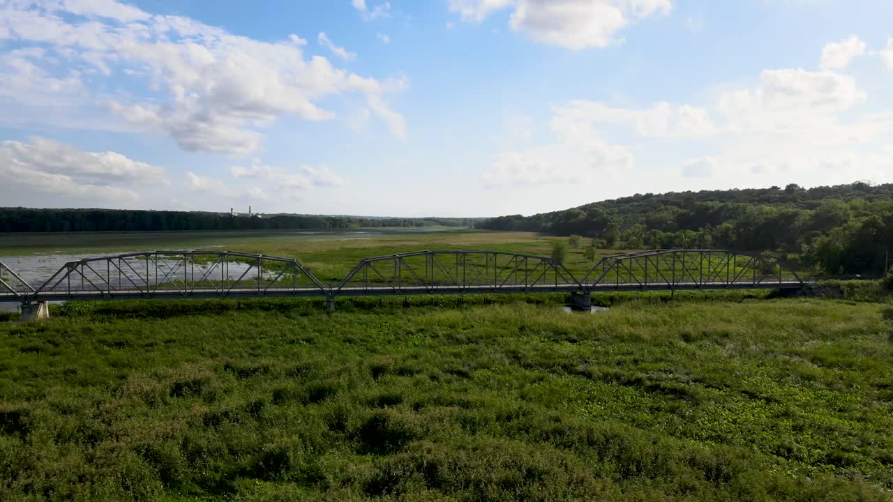 volando a lo largo del magnífico puente de la avenida de cedro y la ruta de senderismo en bloomington, minnesota