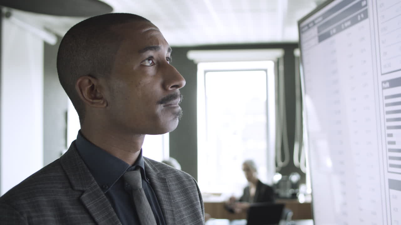 confiado, mestizo, hombre de negocios, mirar, presentación