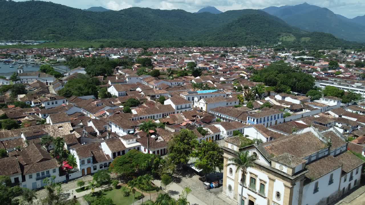 Chuyến bay flycam qua phố cổ lịch sử Paraty, với điểm nhấn là Nhà thờ Igreja Nossa Senhora dos Remédios và những ngọn núi xung quanh với rừng Đại Tây Dương. Ghi lại nét quyến rũ thuộc địa của thị trấn từ trên cao
