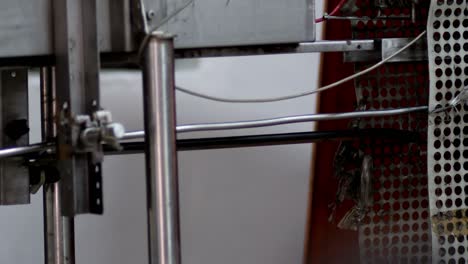 imágenes de un fabricante de botellas de plástico, las botellas son empujadas hacia adelante para su posterior procesamiento