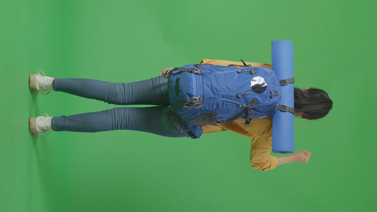 mujer con mochila y estera de yoga en la pantalla verde