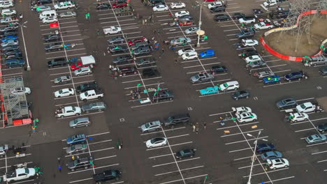 Fans-Boykottieren-Die-Oakland-A&#39;s-Und-Veranstalten-Eine-Heckklappenparty-Auf-Dem-Parkplatz---Aerial-Orbit