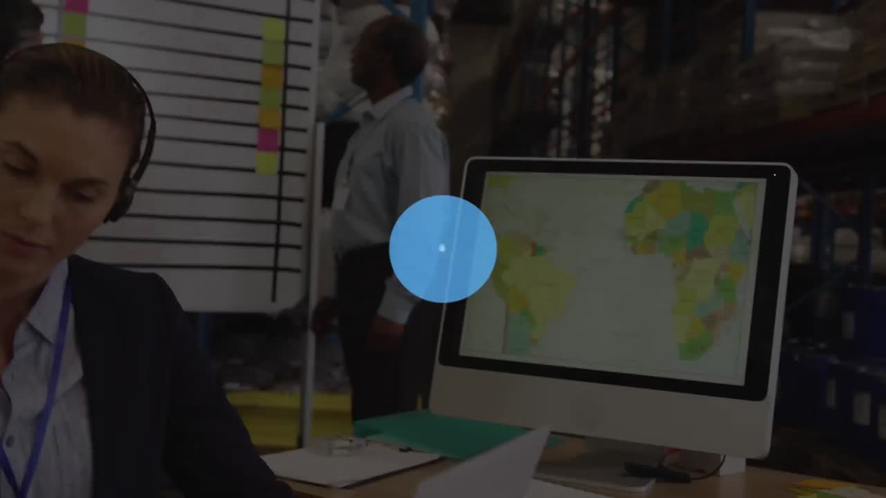 animación de iconos conectados con líneas sobre mujer caucásica usando auriculares y usando portátil.
