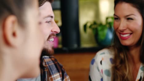 amigos interactuando entre sí en el restaurante