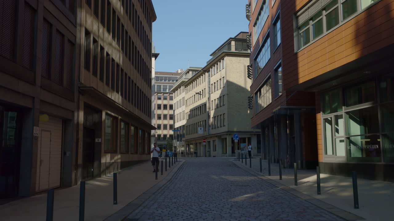 Bygade med bygninger og brostensbelagt vej