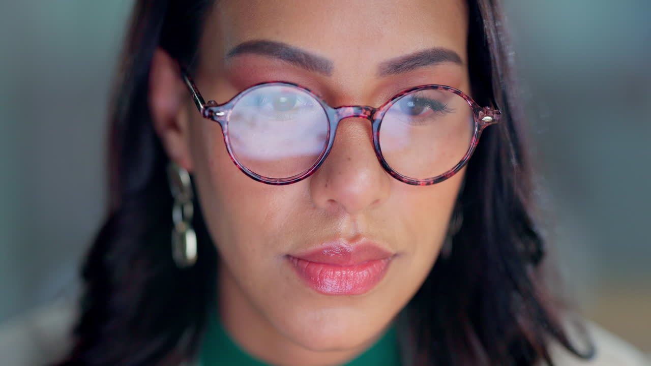 tecnología, gafas y mujer de negocios