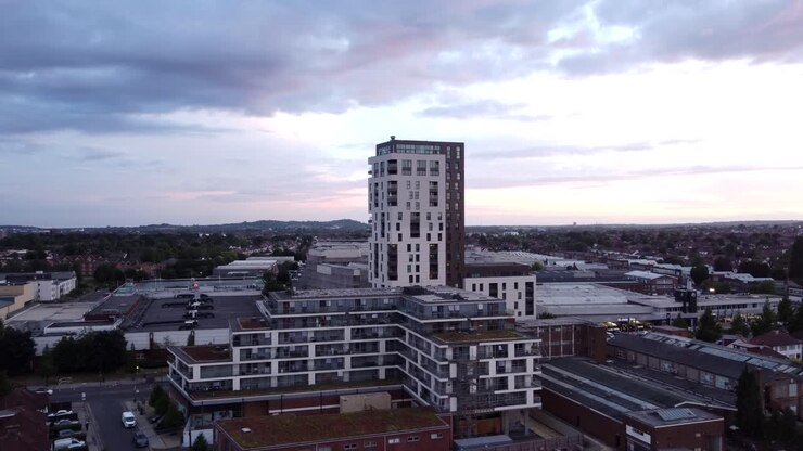 Ripresa con drone di un moderno condominio in una città suburbana inglese.