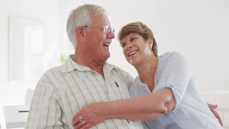 Pareja-De-Ancianos-Caucásicos-Pasando-Tiempo-Juntos-Socializando-Antes-De-Su-Clase-De-Baile-De-Salón