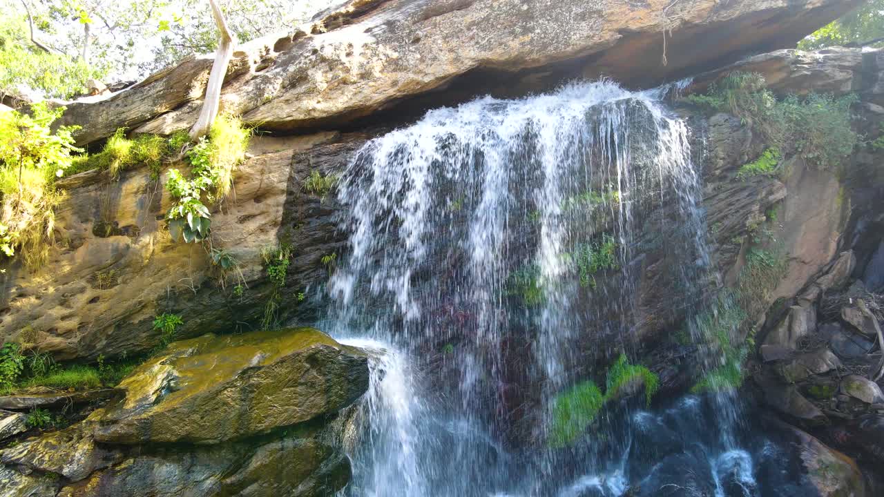 fuente de agua de una piedra en el pueblo rural de kenia