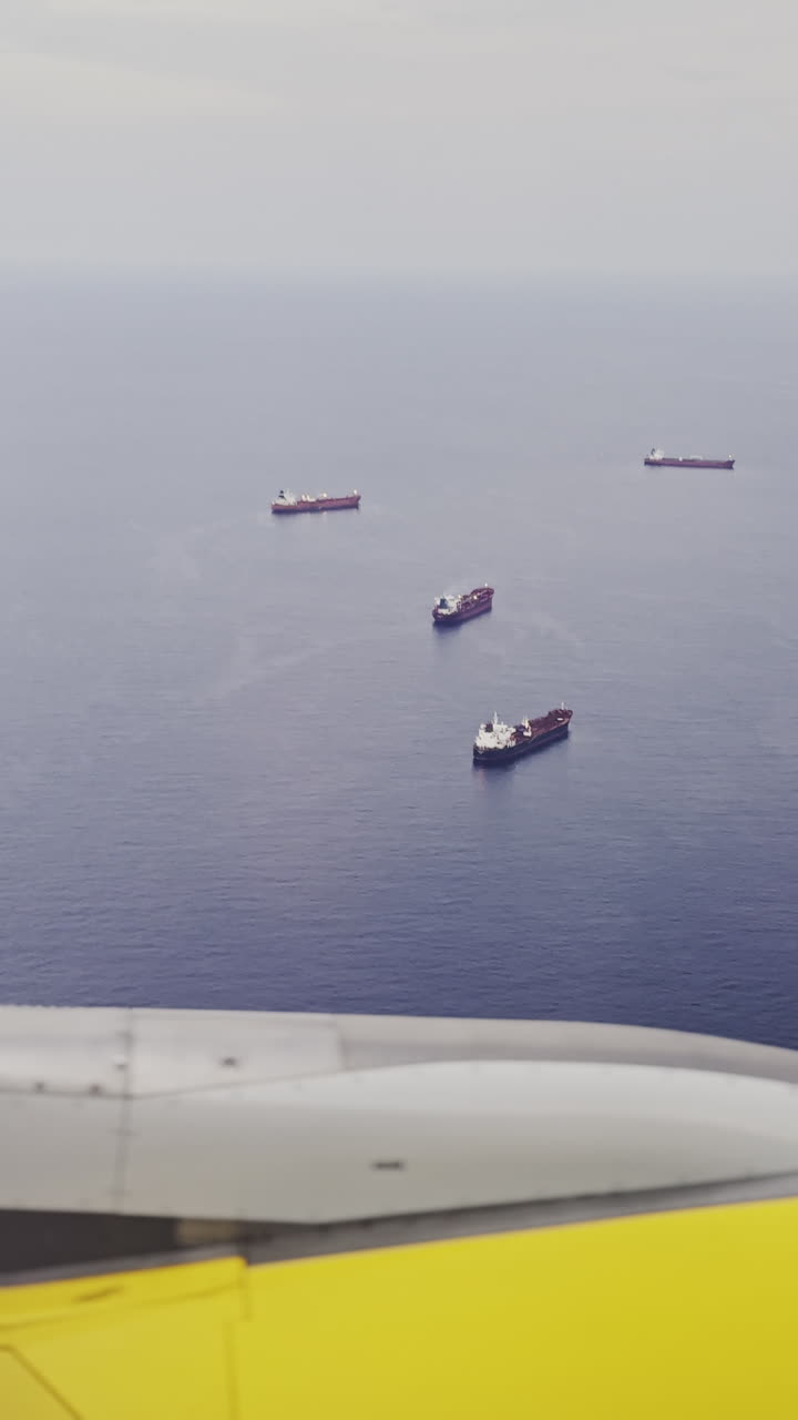 수직으로  된 비행기의 날개와 함께 하늘의 비행기 창문에서 볼 수 있습니다.