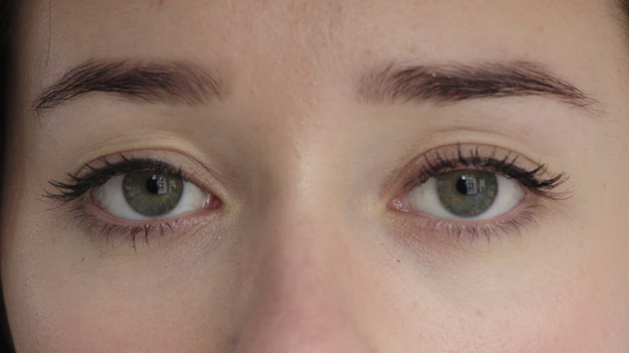 가까운 여자 눈은 카메라를 쳐다보며  ⁇ 박이고