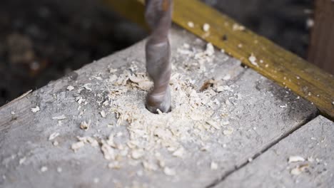 Taladrar-Un-Agujero-En-La-Esquina-Del-Panel-De-Madera-Para-Aplicar-Un-Tornillo,-Primer-Plano