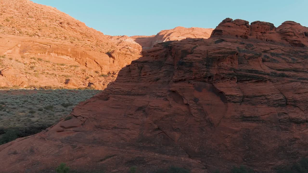 Roteo aereo attorno a una roccia lavica per rivelare una catena montuosa molto più grande all'orizzonte.