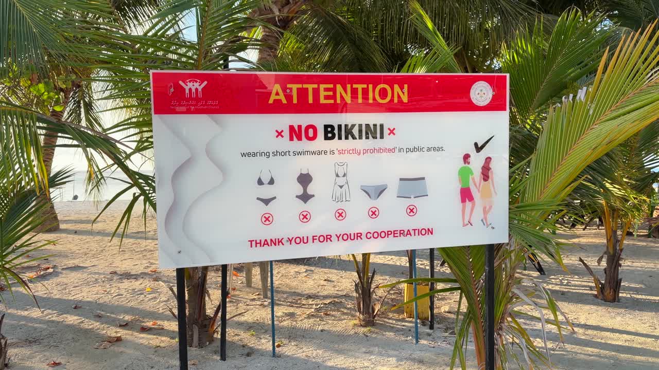 Papan Tanda Pulau Maafushi, Destinasi Wisata Pulau Lokal Maladewa. Tidak diperkenankan mengenakan bikini.