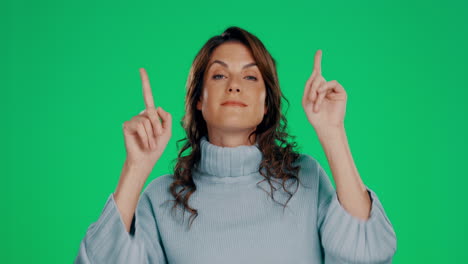 mujer apuntando hacia arriba, emocionada