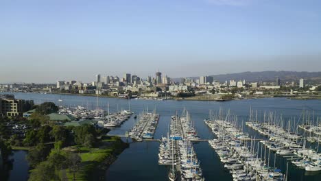 Hacemos-Una-Panorámica-Sobre-La-Enorme-Ciudad-Con-Los-Veleros-Y-El-Estuario-A-La-Vista