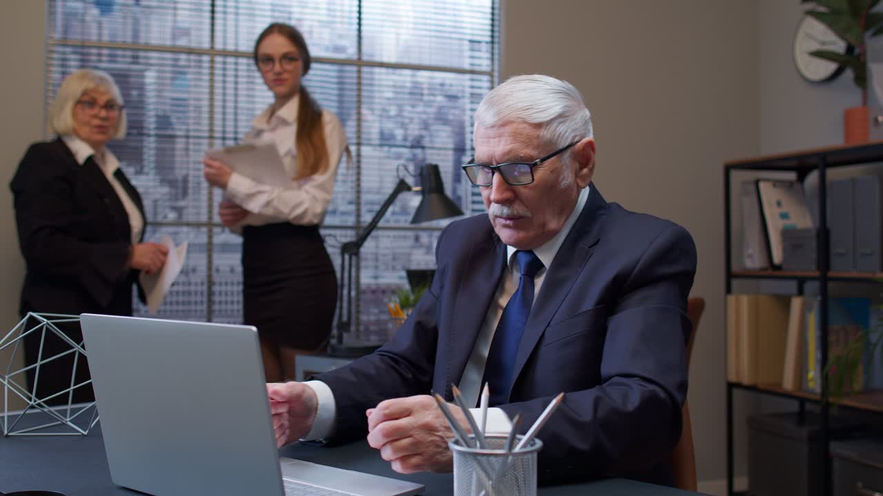 un viejo hombre de negocios grita con emoción agresiva después de un trato en línea fallido con un cliente.