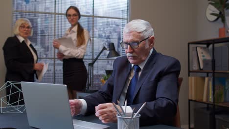 senior old business man shout with aggressive emotion after unsuccessful online deal with client