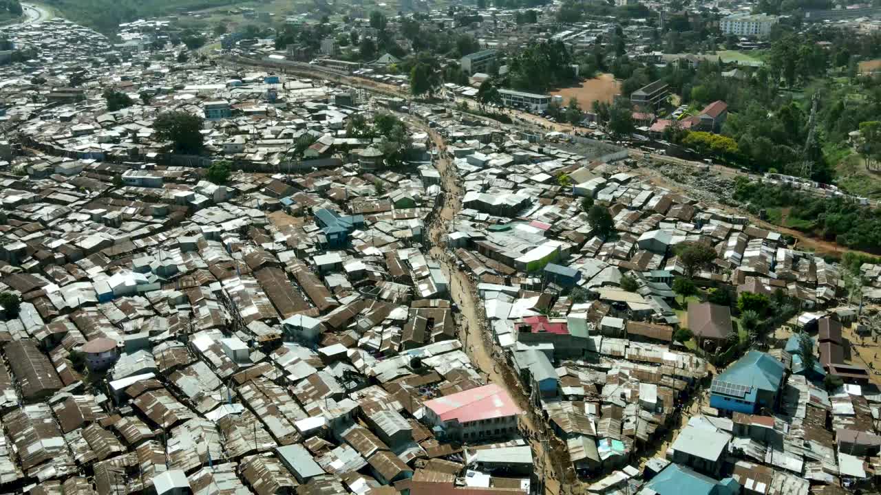 toma aérea hacia atrás de la pobre región de tugurios urbanos llamada kibera durante el caluroso día de verano