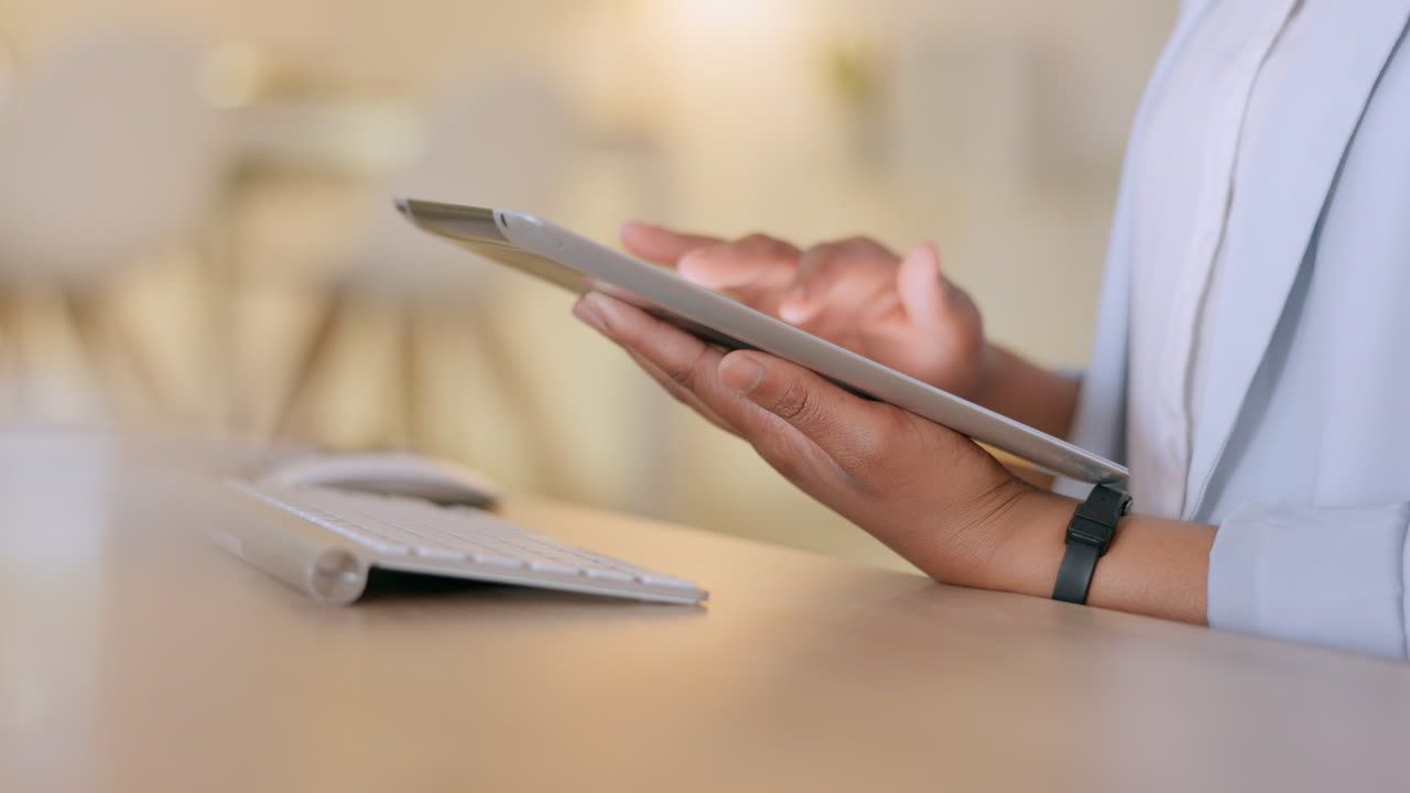 mujer de negocios navegando en una tableta digital