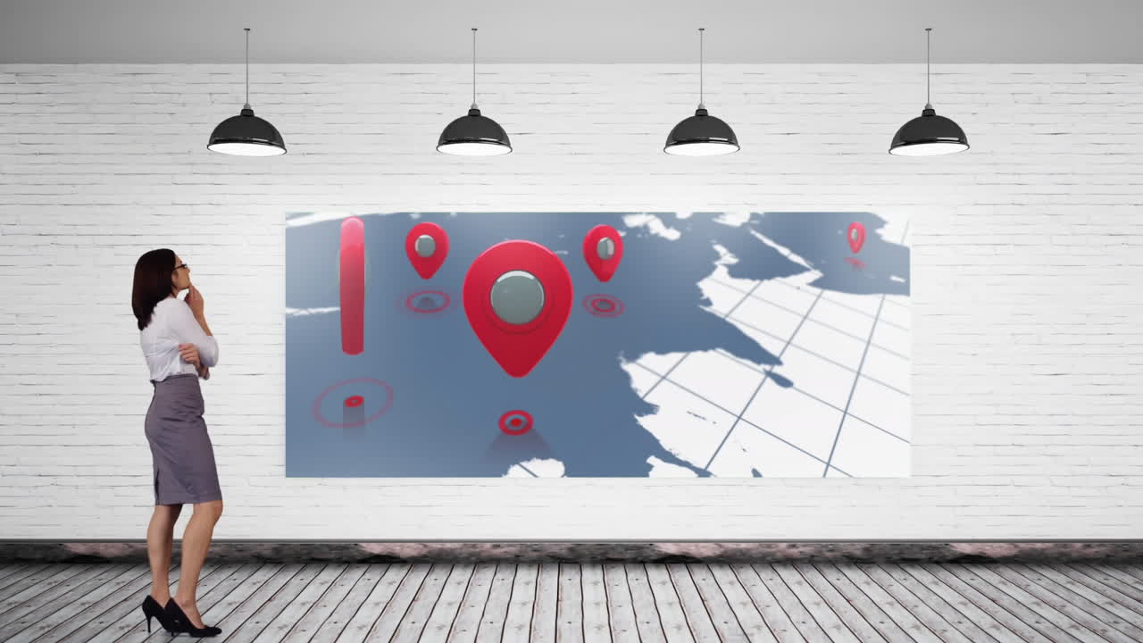 mujer viendo un video en lcd