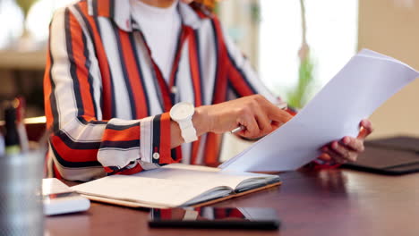 mujer revisando documentos en su escritorio