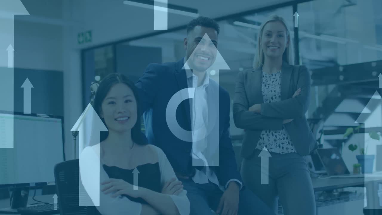 Animación de procesamiento de datos sobre diversas personas de negocios sonriendo en oficina